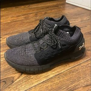 Girls/Boys Under Armor shoes / Size - 6  / Black